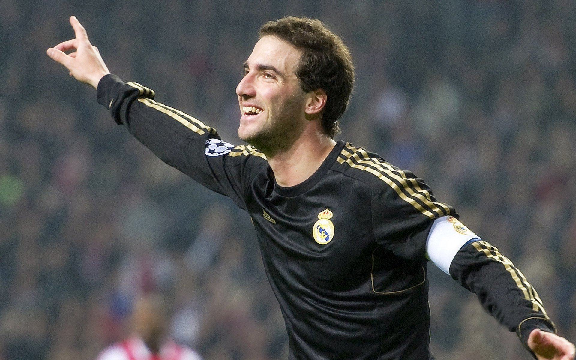 九游娱乐网页入口-英超生死战：拼到最后一秒的奋战精神，英超大战